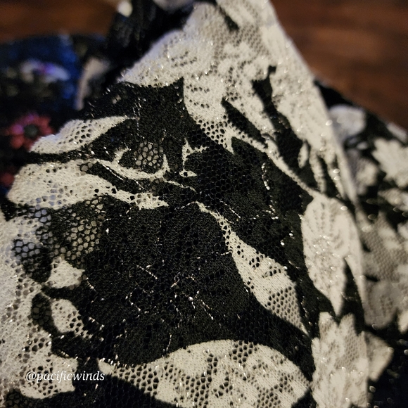 LACE OVERLAY INC INTERNATIONAL TOP WITH SPARKLE THREAD ACCENT SIZE XS - … c - Picture 8 of 8